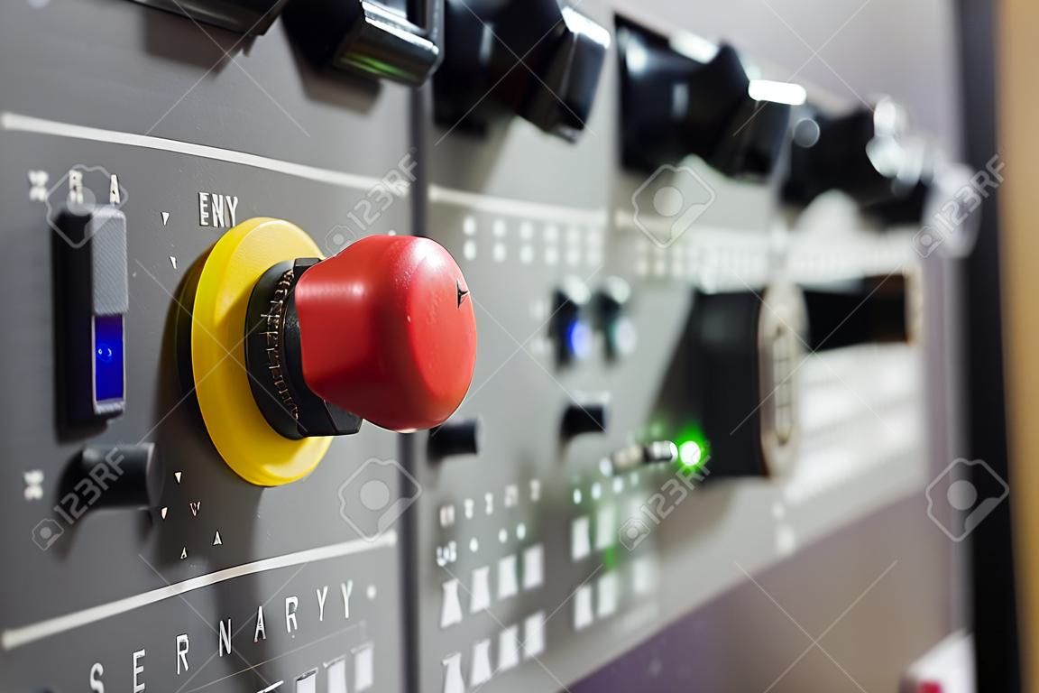 Энергетическая безопасность - панель управления системой. Красная кнопка питания - промышленное дистанционное управление