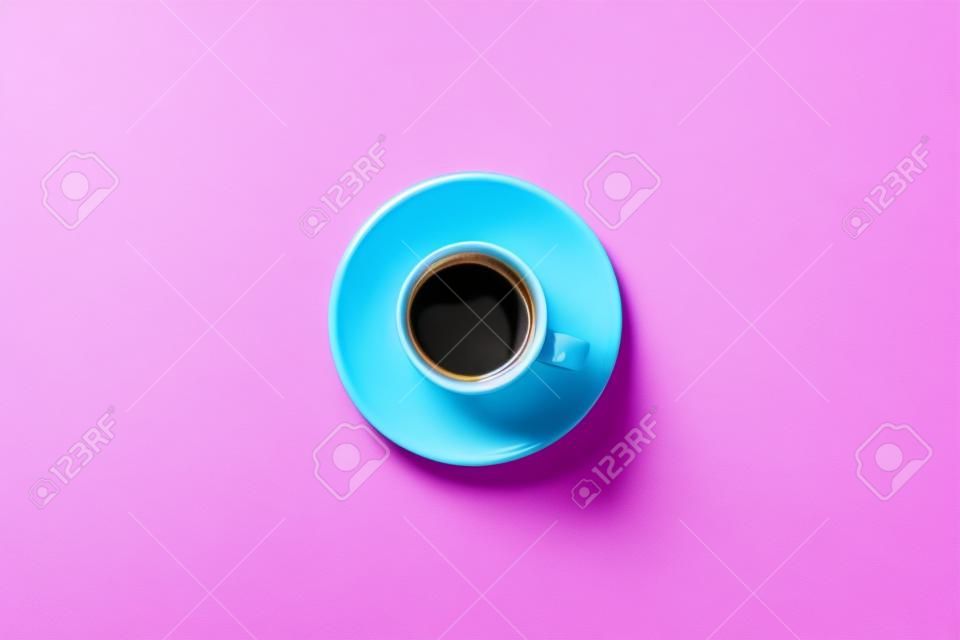 Blaue Tasse Kaffee auf einem bunten rosa Hintergrund. draufsicht mit kopierraum. Morgenkonzept.