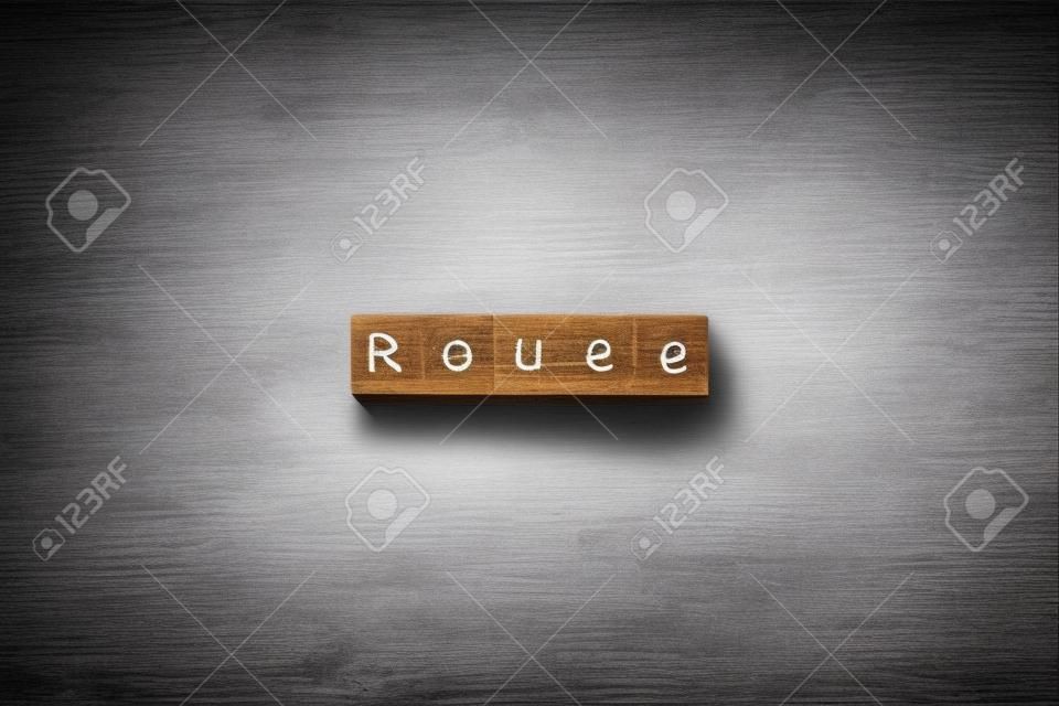 reutilizar la palabra escrita en un bloque de madera. reutilice el texto en la mesa de cemento para su diseño, concepto.