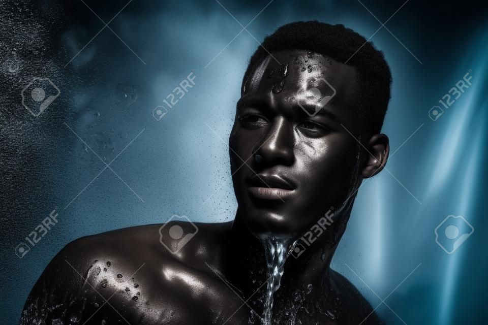 Fotoshooting für einen schwarzen hübschen Kerl, Wasser läuft über Gesicht und Körper