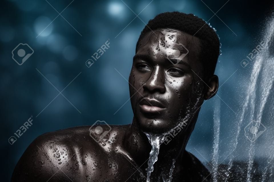Fotoshooting für einen schwarzen hübschen Kerl, Wasser läuft über Gesicht und Körper