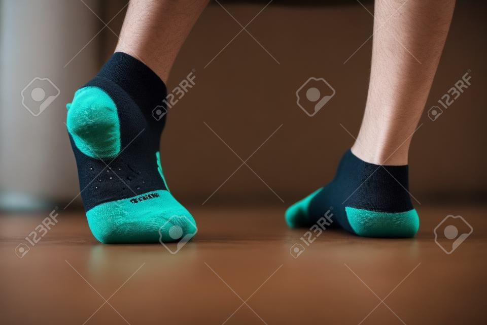 ein schließen bis von einer jungen-Füße mit Bohrungen in seine Socken
