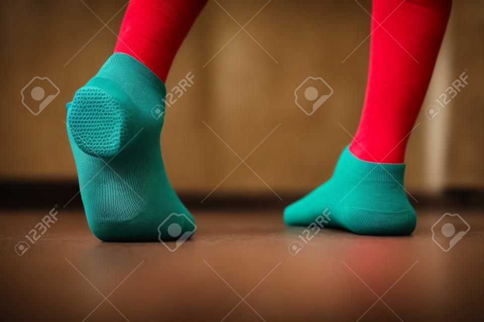 ein schließen bis von einer jungen-Füße mit Bohrungen in seine Socken