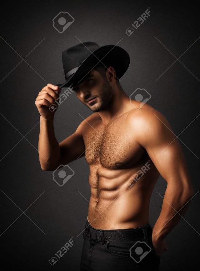 красивый мужчина в черной шляпе в прокуренном текстурированный фон