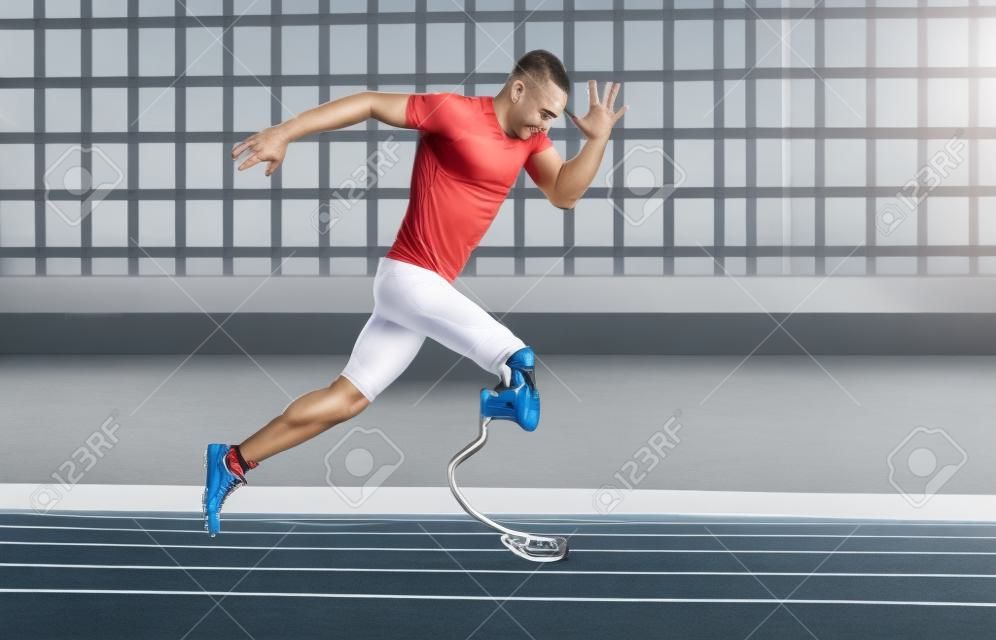 niepełnosprawny fizycznie sportowiec biegający z protezami nóg