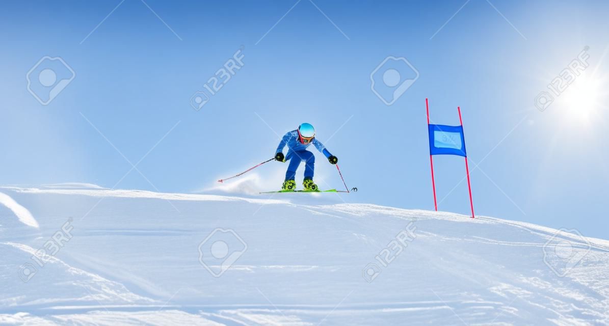skieur de montagne femme sur piste de slalom géant en arrière-plan ciel bleu