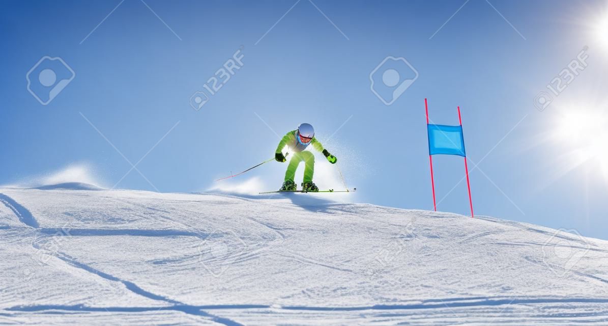 skieur de montagne femme sur piste de slalom géant en arrière-plan ciel bleu