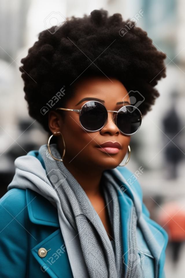 Una mujer afroamericana de 35 años camina por una concurrida calle de la ciudad.