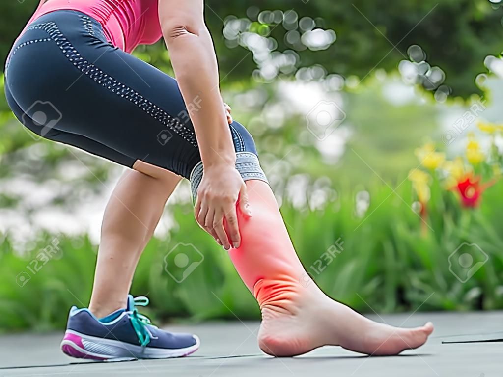 Egzersiz yaparken ayak bileği yaralanmasından muzdarip kadın. Spor yaralanma kavramı çalışıyor.