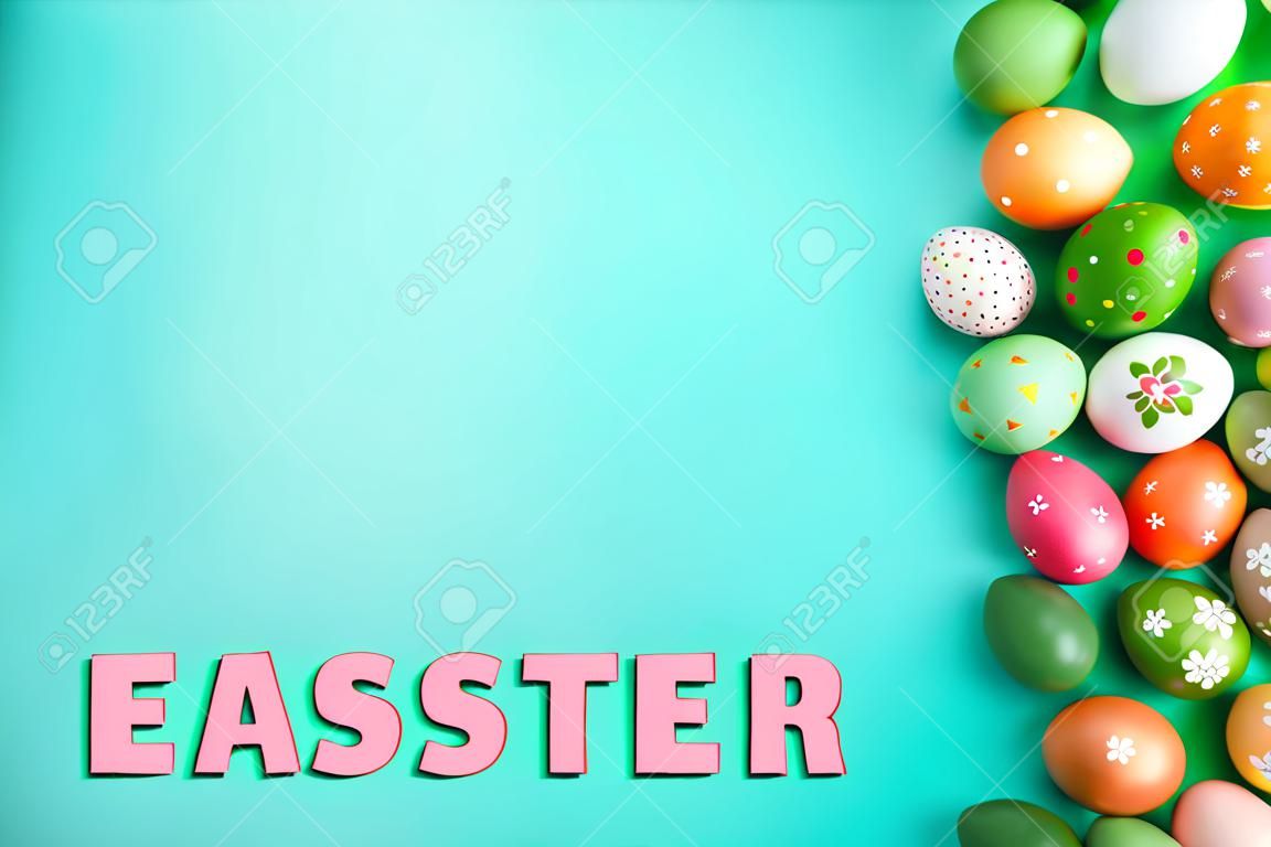 Frohe Ostern! Reihe Ostereier auf grünem Pastellhintergrund.