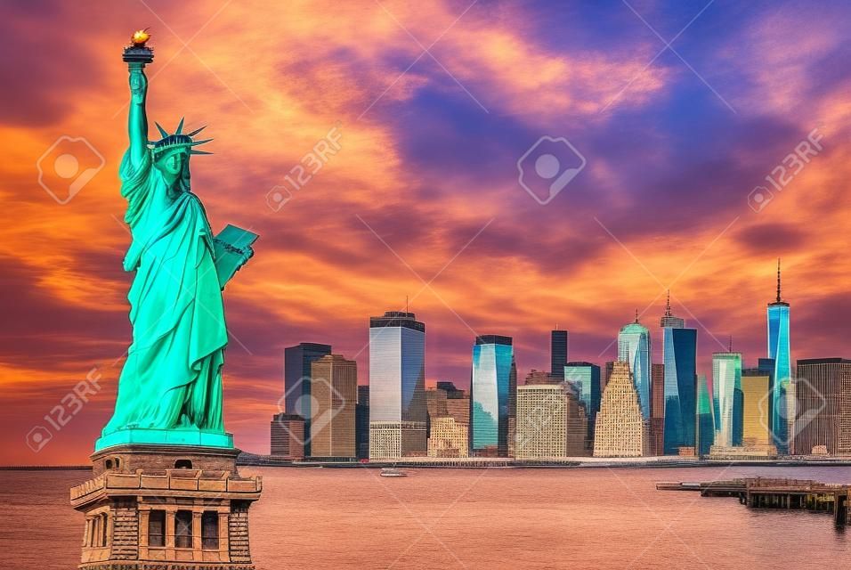 Het Vrijheidsbeeld met Lower Manhattan achtergrond in de avond bij zonsondergang, Landmarks of New York City, Verenigde Staten