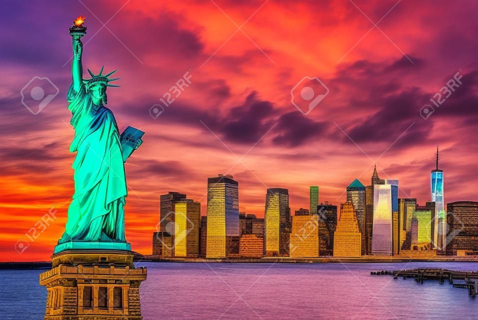 La estatua de la libertad con el fondo del Bajo Manhattan en la noche al atardecer, Monumentos históricos de la ciudad de Nueva York, EE.UU.