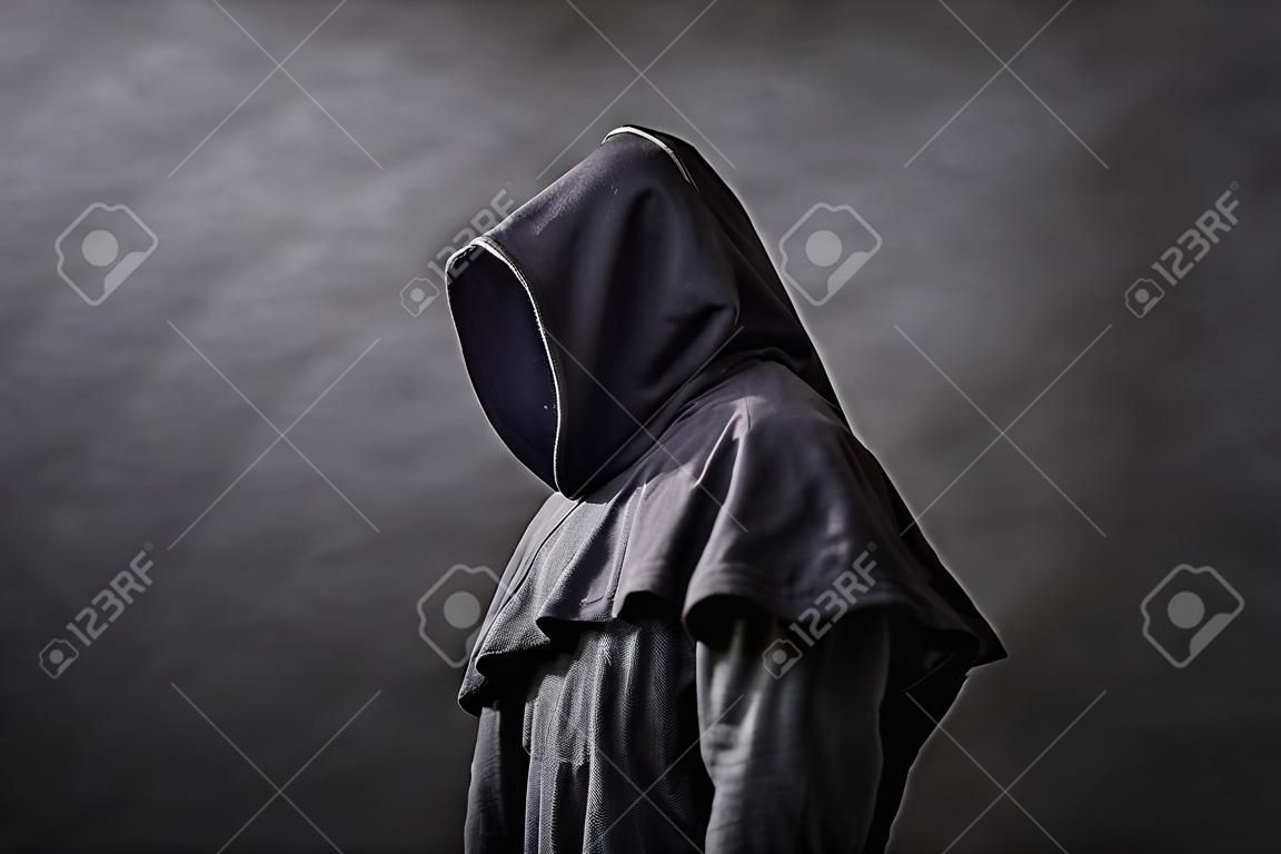 Figura aterradora en manto con capucha