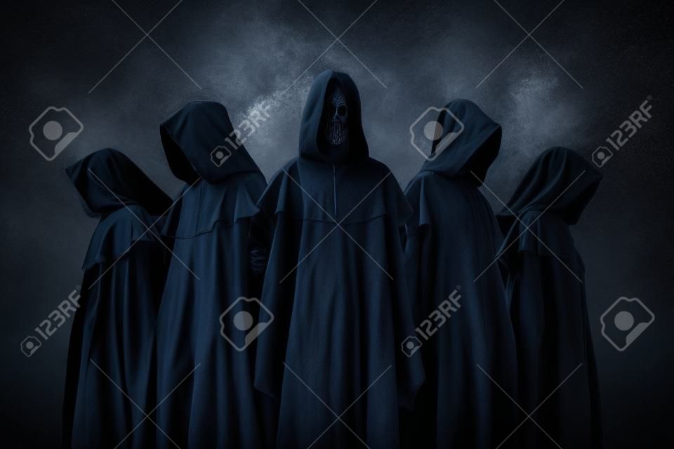 Grupo de cinco figuras aterradoras con capas encapuchadas en la oscuridad