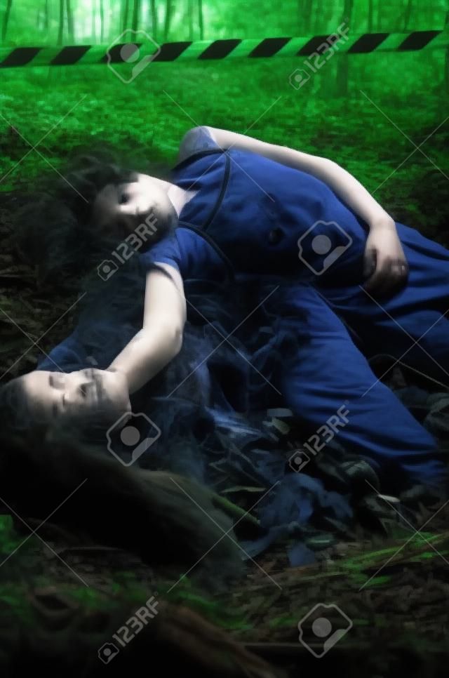 El cuerpo de una chica muerta encontrada en el bosque