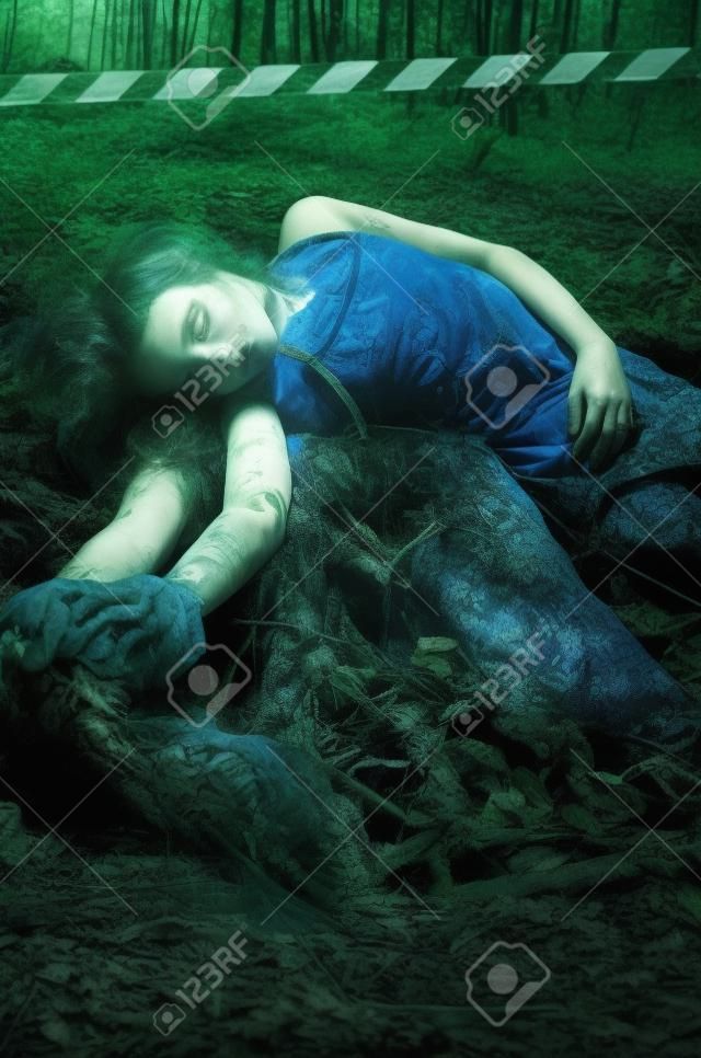 Ein toter Körper des Mädchens im Wald gefunden