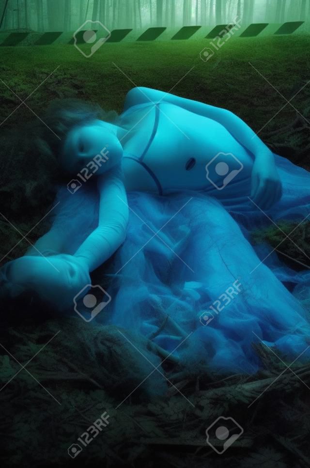 Ein toter Körper des Mädchens im Wald gefunden