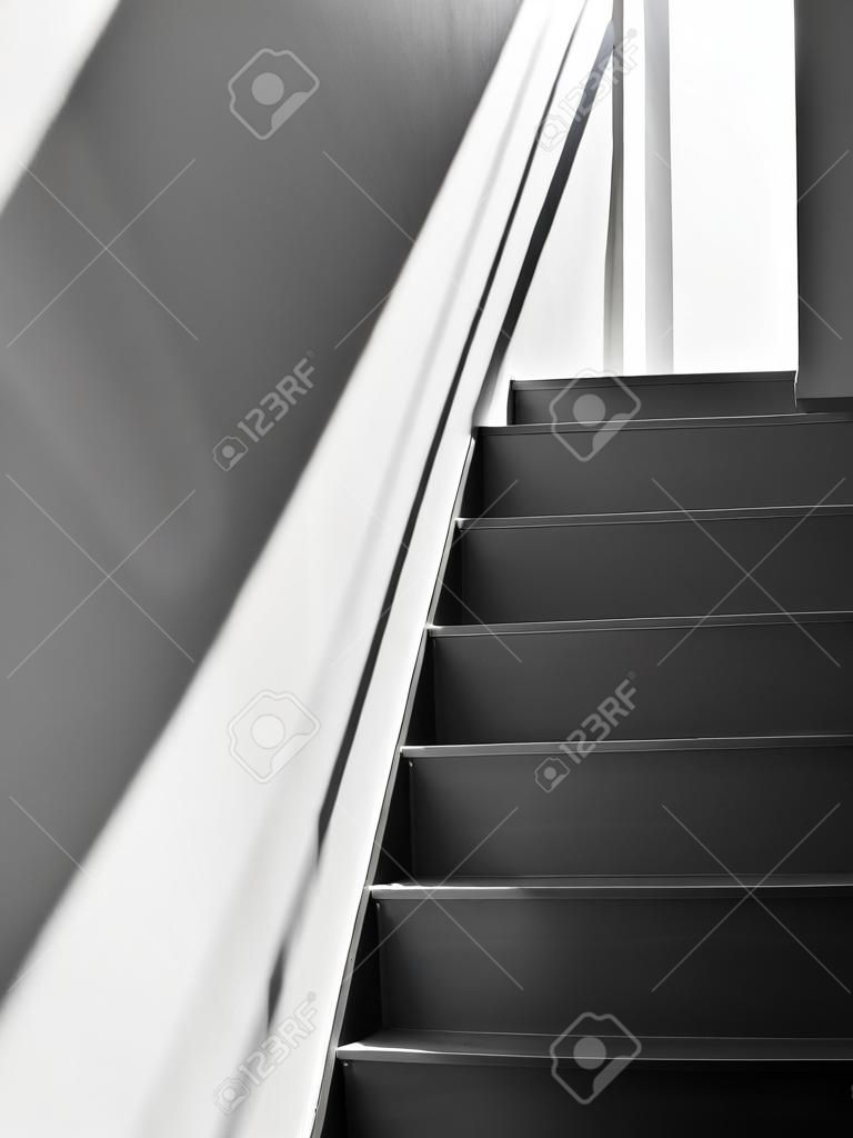 interior de escadaria preto e branco com luz e sombra
