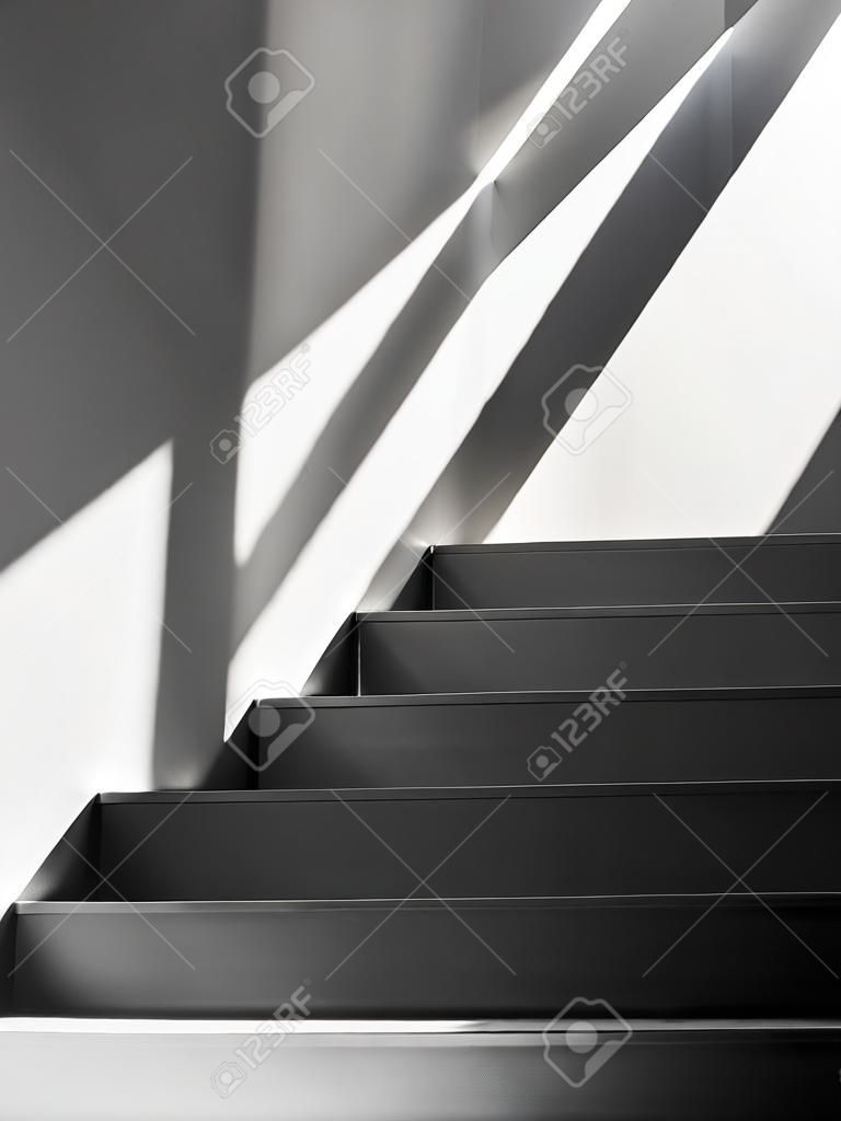 interior da escadaria preto e branco com luz e sombra