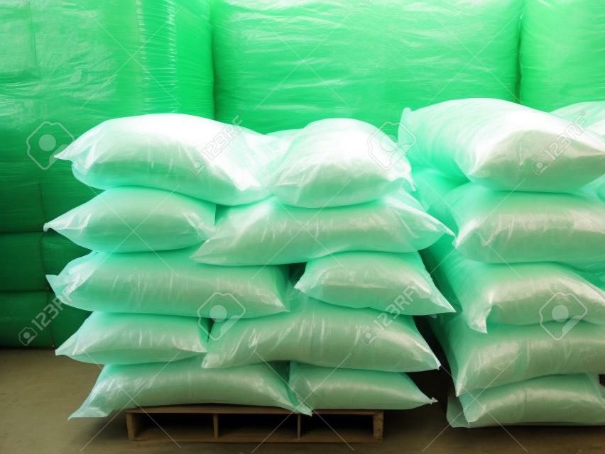 化学肥料製品の在庫は袋に詰められ、倉庫に積み重ねられ、配達を待ちます。