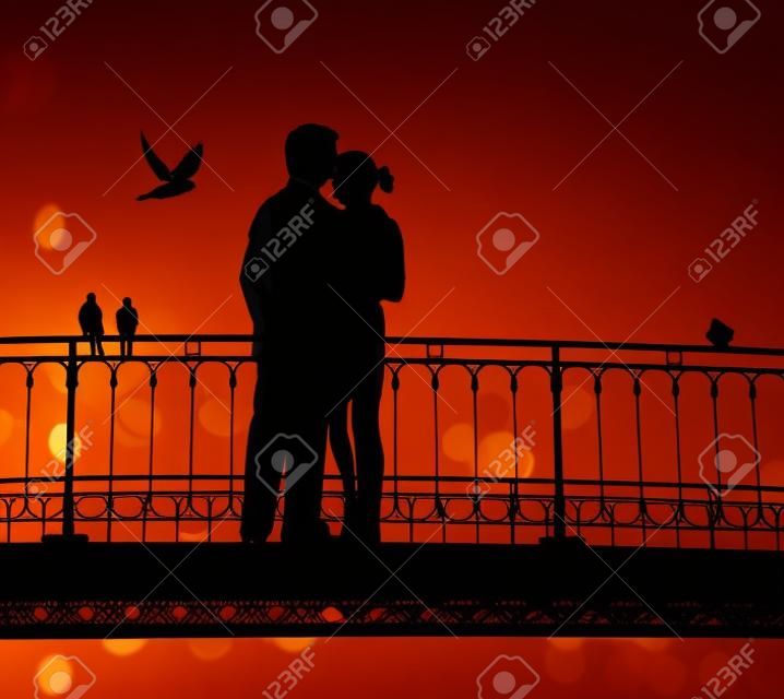 橋和一對戀人在城市背景下的剪影