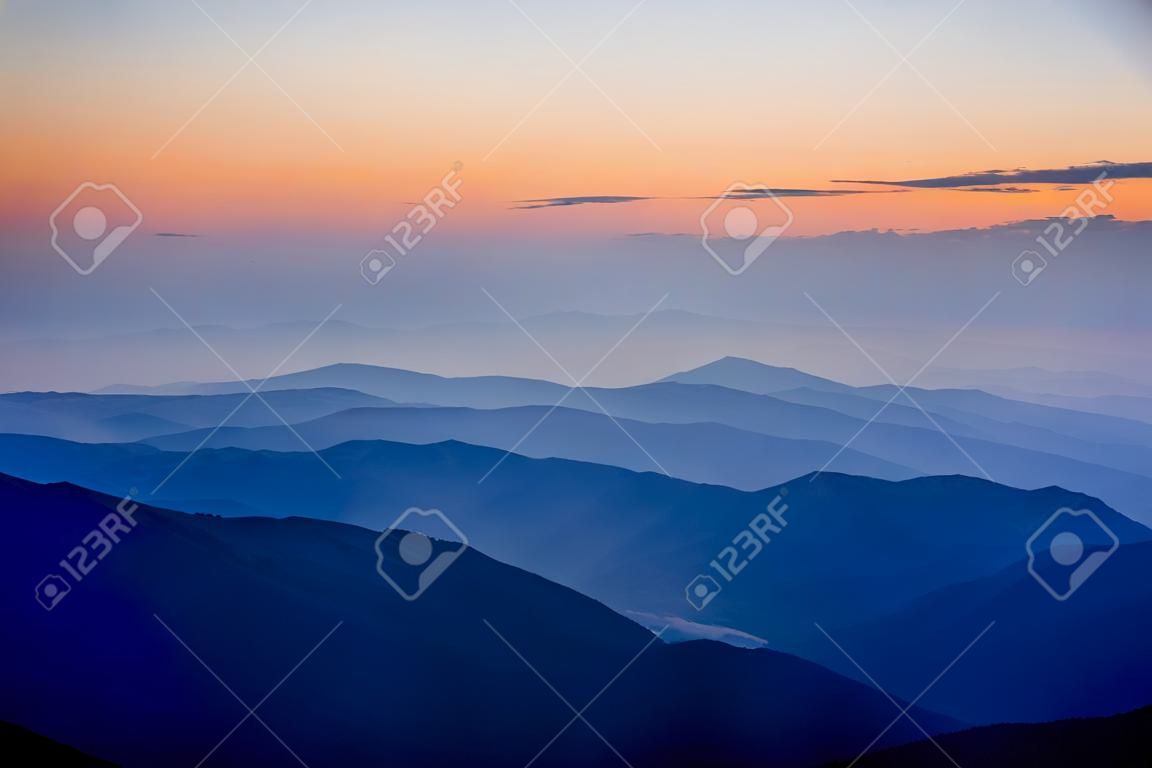 Bel tramonto in montagna