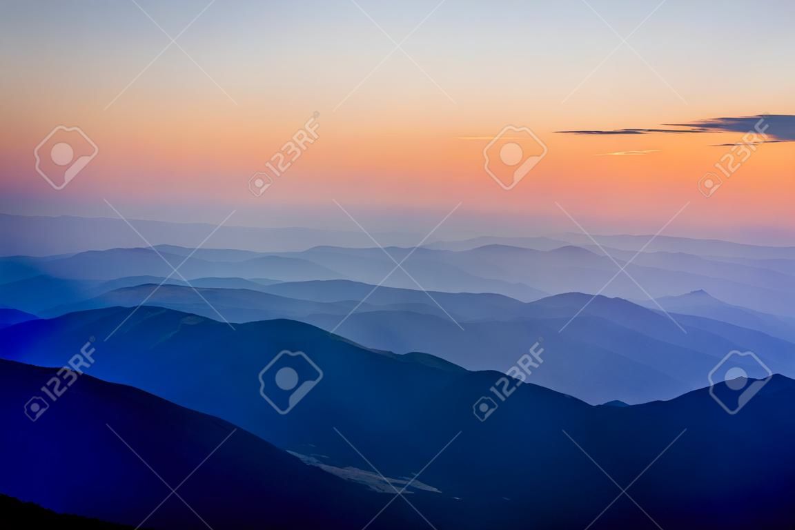 Bel tramonto in montagna