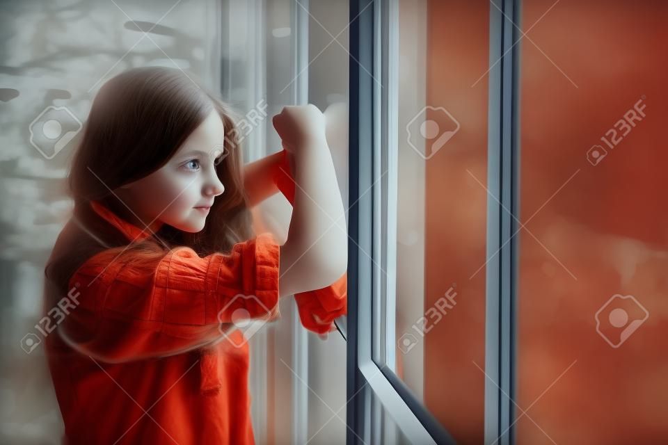 portrait d'une fille à la fenêtre. Traitement et retouche d'art
