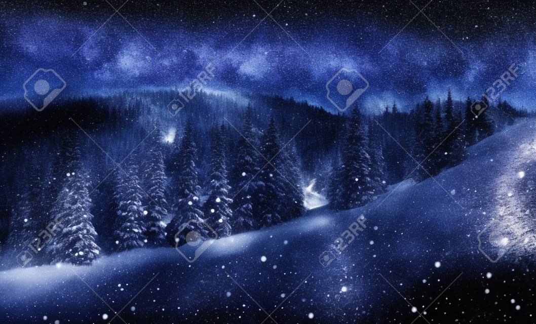 Sternenhimmel im Winter verschneite Nacht. fantastische Milchstraße in der Silvester. Winterstraße in den Bergen. Bokeh Lichteffekt, weicher Filter. Fotogrußkarte
