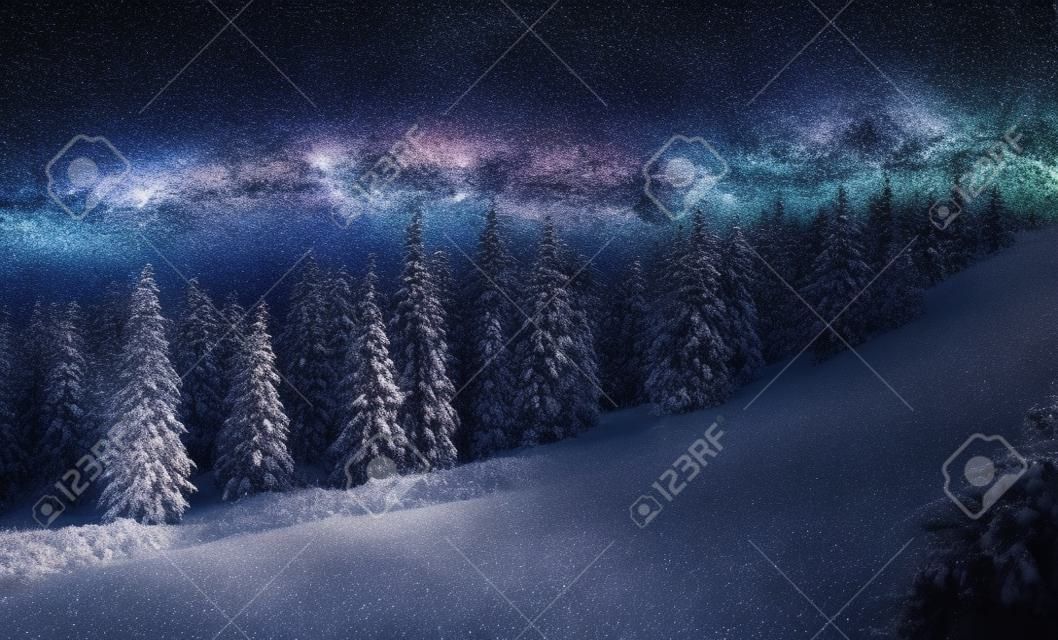 Sternenhimmel im Winter verschneite Nacht. fantastische Milchstraße in der Silvester. Winterstraße in den Bergen. Bokeh Lichteffekt, weicher Filter. Fotogrußkarte