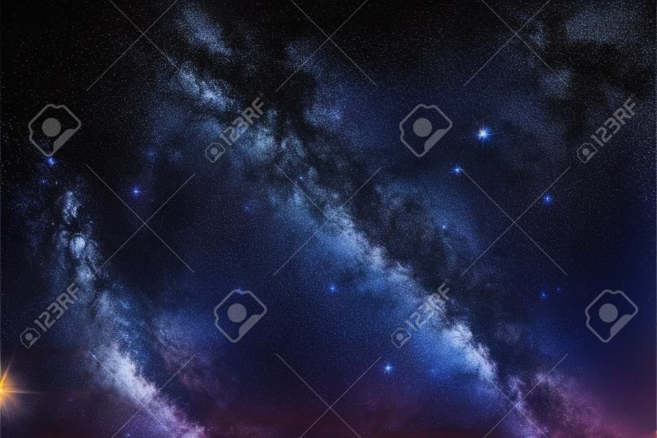 Vibrant Nachthimmel mit Sternen und Nebel und Galaxie. Deep Sky Astrophoto