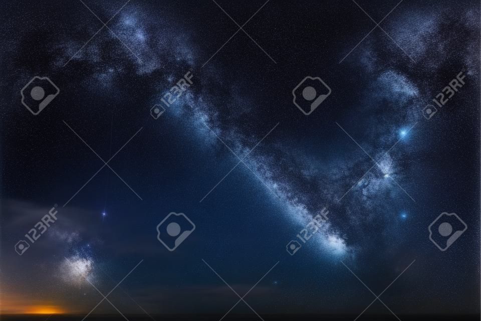 Vibrant Nachthimmel mit Sternen und Nebel und Galaxie. Deep Sky Astrophoto