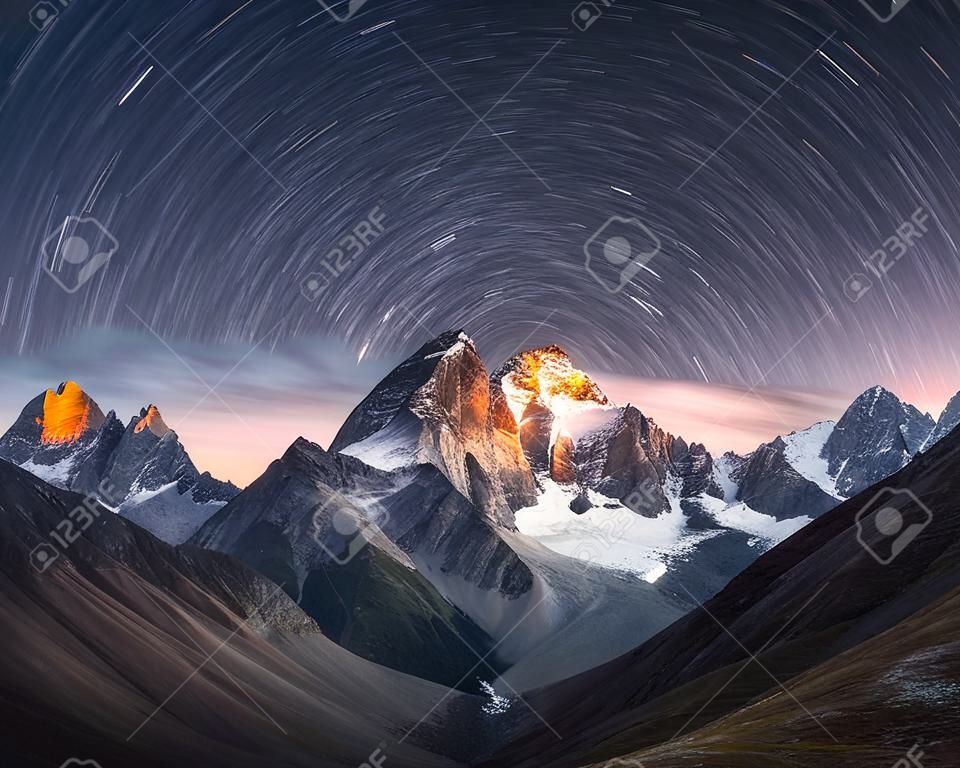 Fantastische sterrenhemel. Gesneeuwde toppen. Belangrijkste Kaukasische Ridge. Uitzicht op de bergen vanaf Mount Ushba Meyer, Georgia. Europa
