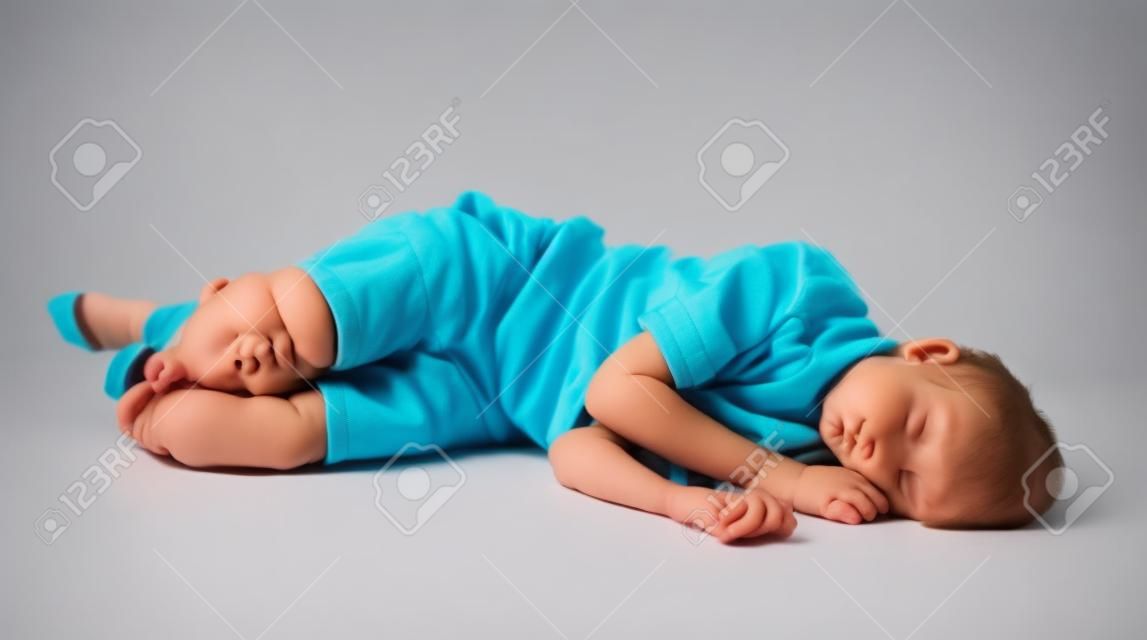Fáradt, kimerült gyermek alszik a földön, elszigetelt fehér háttér