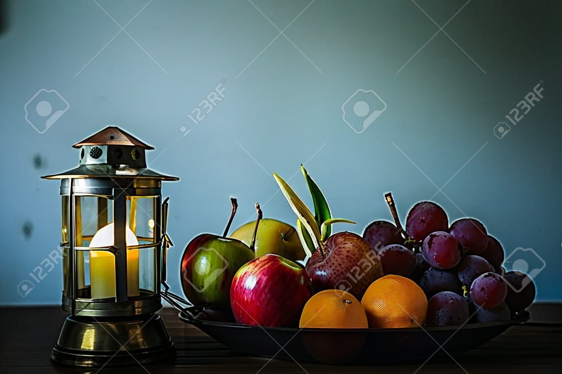 Veel vruchten in trays en lampen geplaatst op de tafel