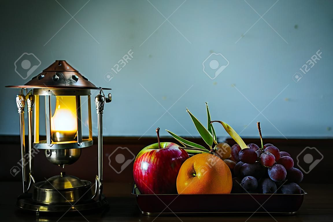 Veel vruchten in trays en lampen geplaatst op de tafel