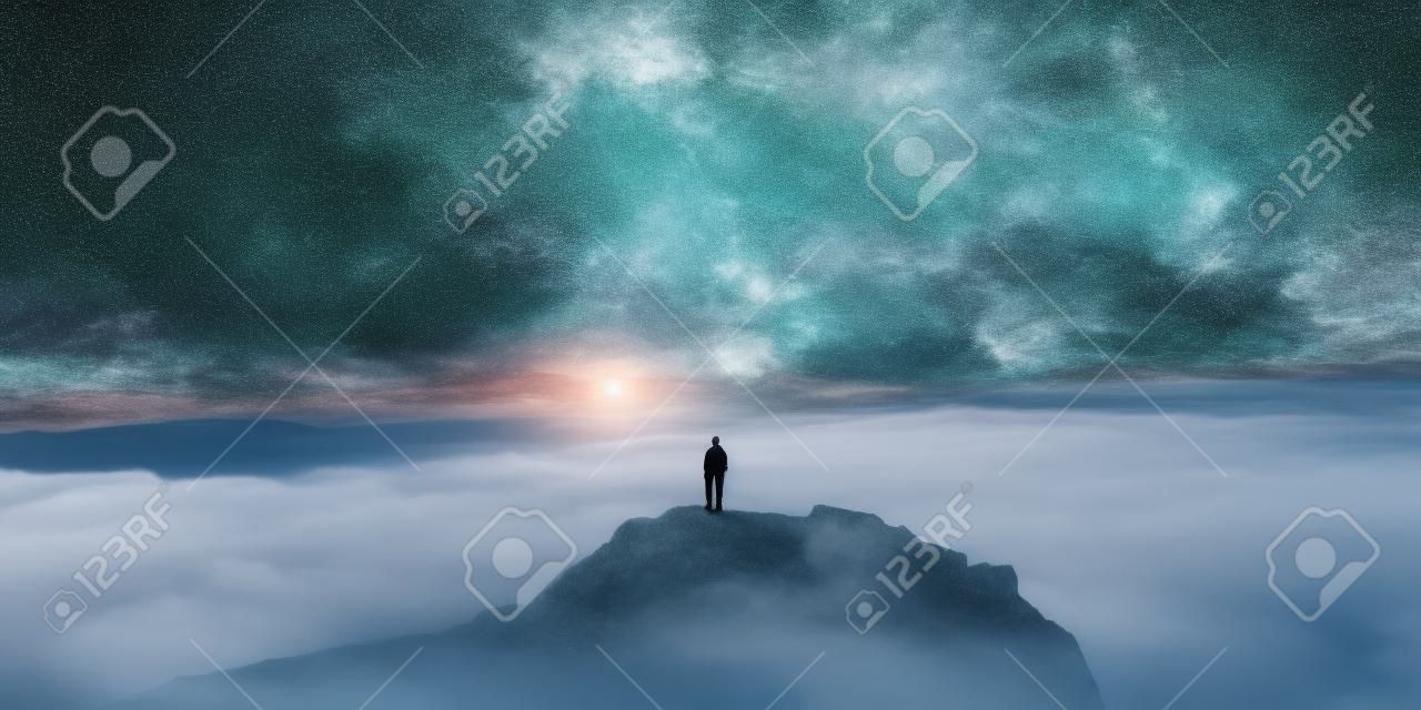 Uma pessoa de pé no topo de uma montanha. imagem de IA generativa.
