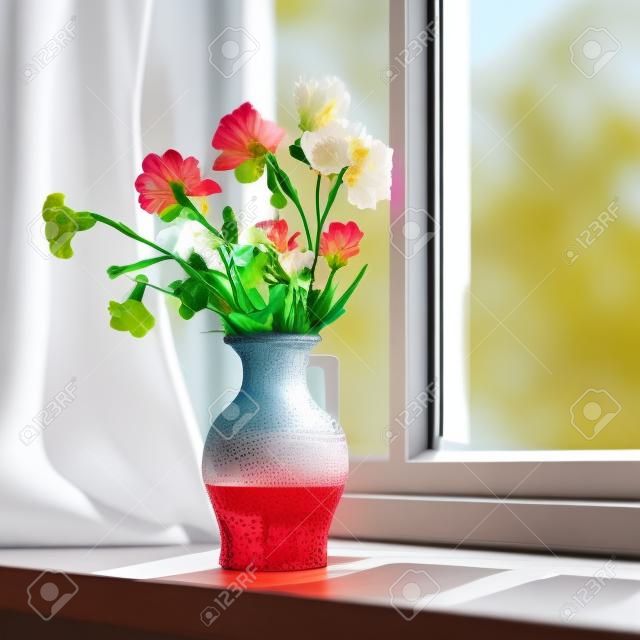 Wazon z kwiatami stoi na parapecie okna. generatywny obraz AI.