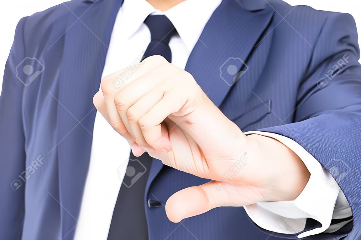 Homem de negócios no terno azul mostra o gesto da mão de Pinch isolado no fundo branco. Conceito sobre pequenas ou pequenas coisas