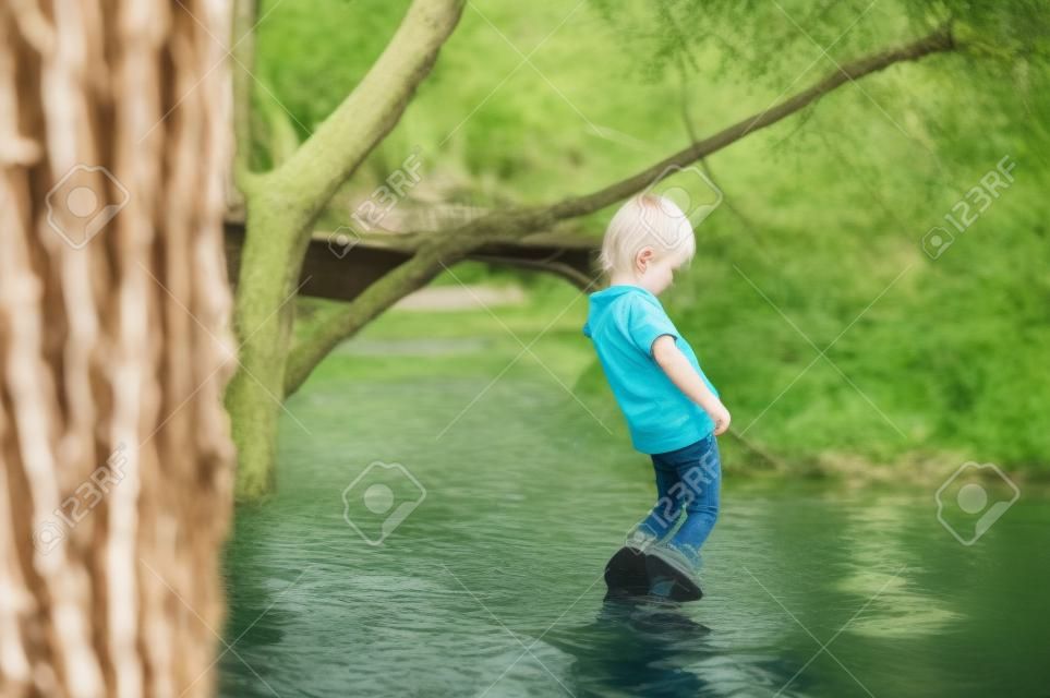 湖で金髪の子供のおしっこ