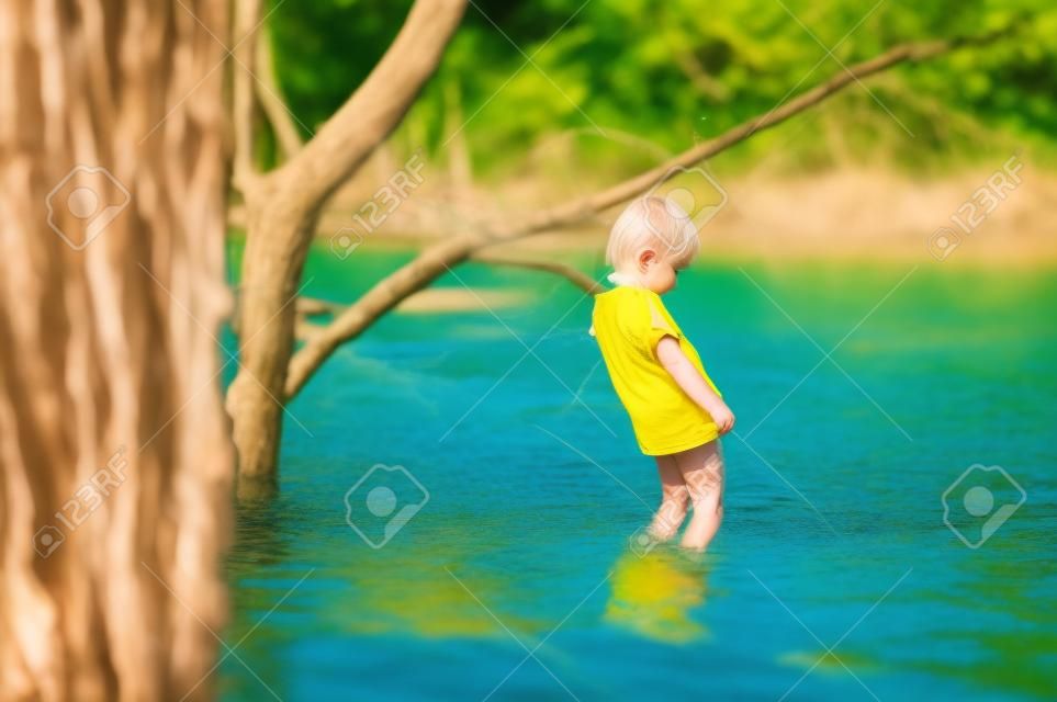 blond child pee in the lake