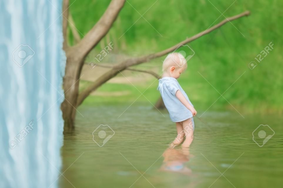 sarışın çocuk göle çiş