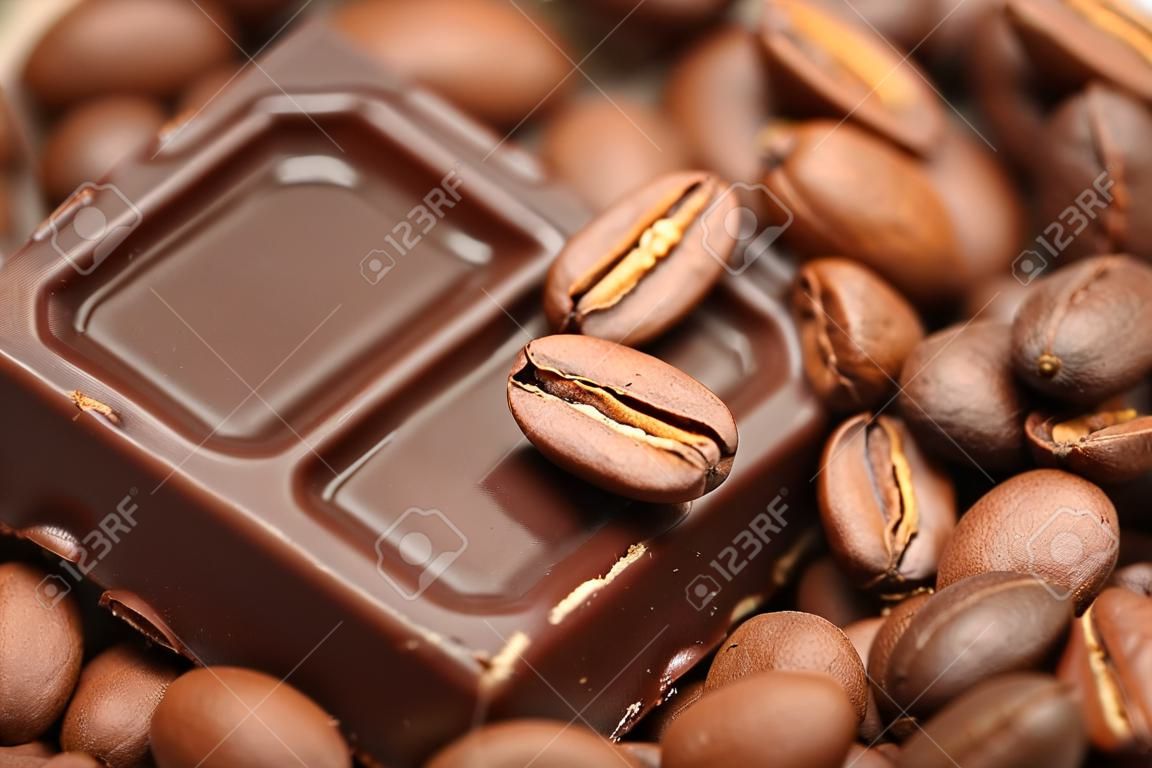 コーヒー豆とチョコレートのクローズ アップ。
