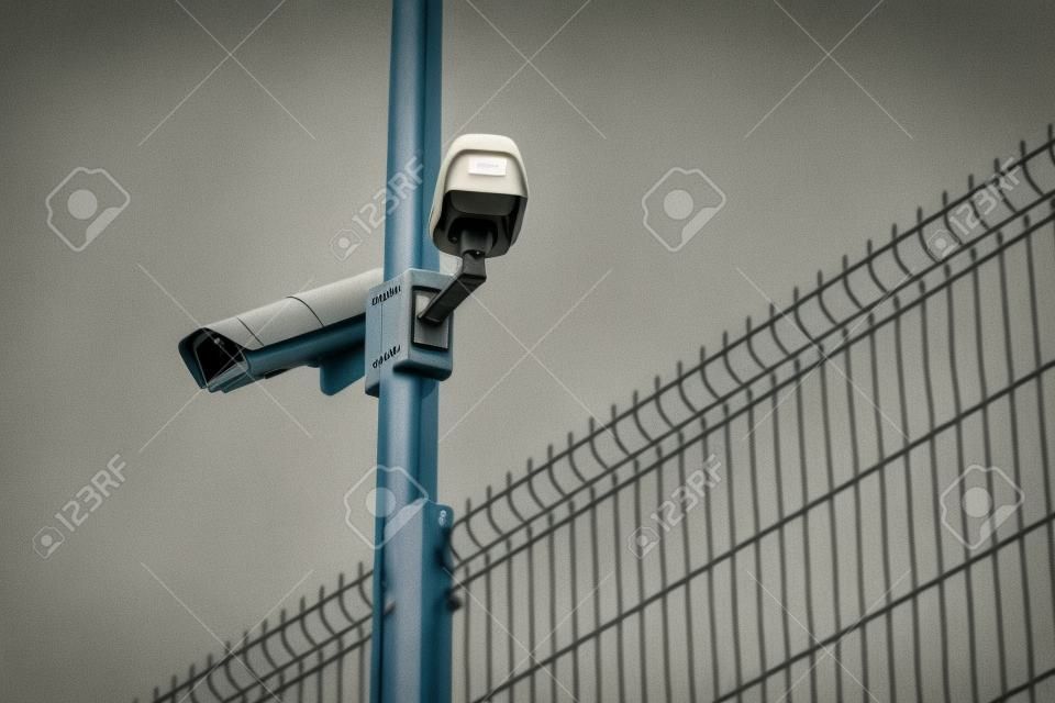 Cámaras de seguridad de vigilancia del patio de la prisión montadas en el puesto, enfoque selectivo