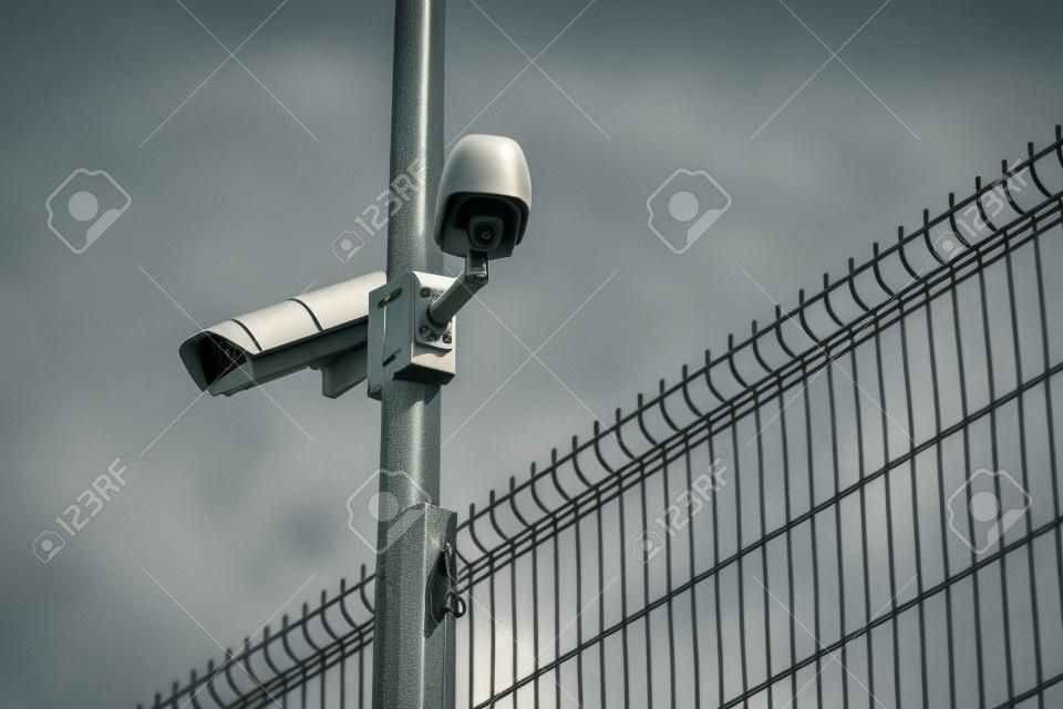 Cámaras de seguridad de vigilancia del patio de la prisión montadas en el puesto, enfoque selectivo