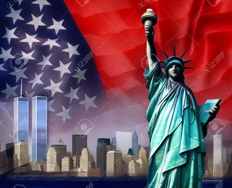 Skyline de Manhattan à New York avant le 11 septembre avec les tours jumelles du World Trade Center et le drapeau des États-Unis d'Amérique - symboles patriotiques.