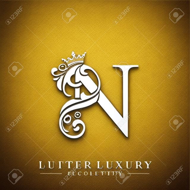 Literą N luksusowe piękno kwitnie ornament z szablonem logo korony.