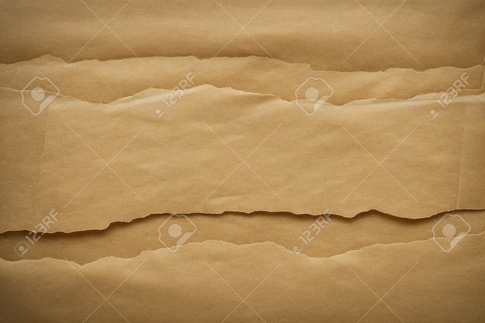 Arrancó el documento en papel marrón