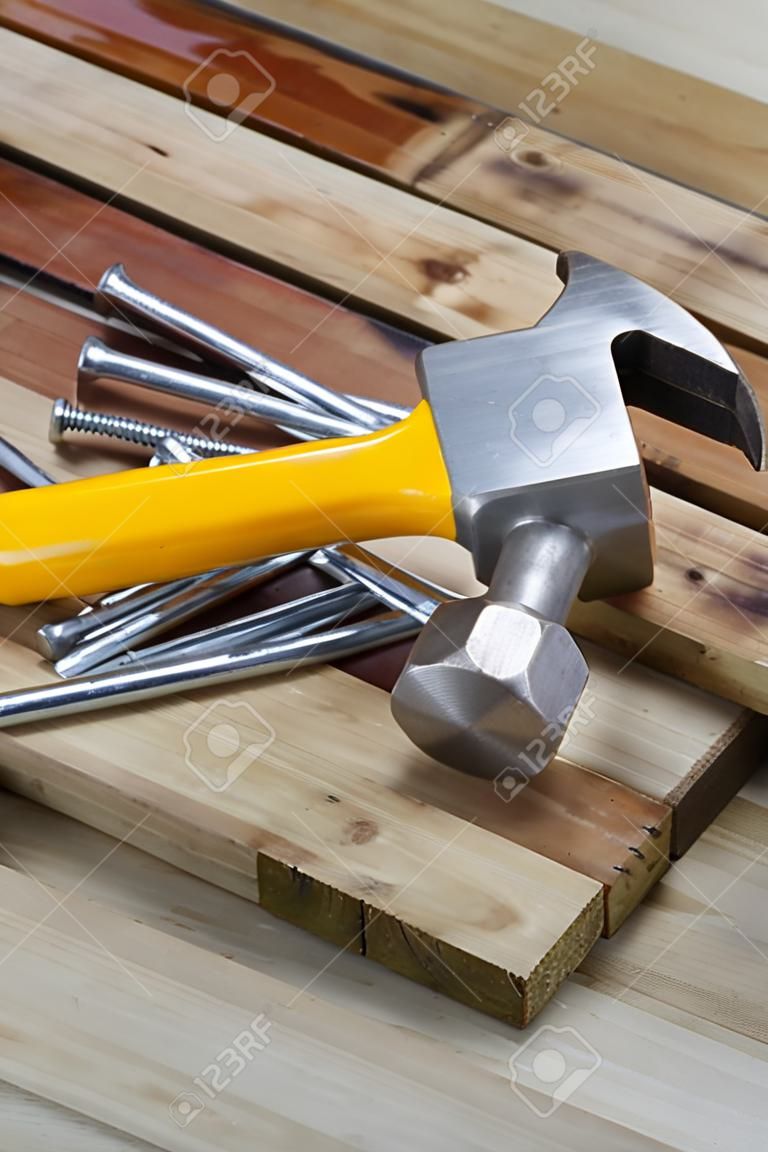 Hammer und Nägel auf Holz