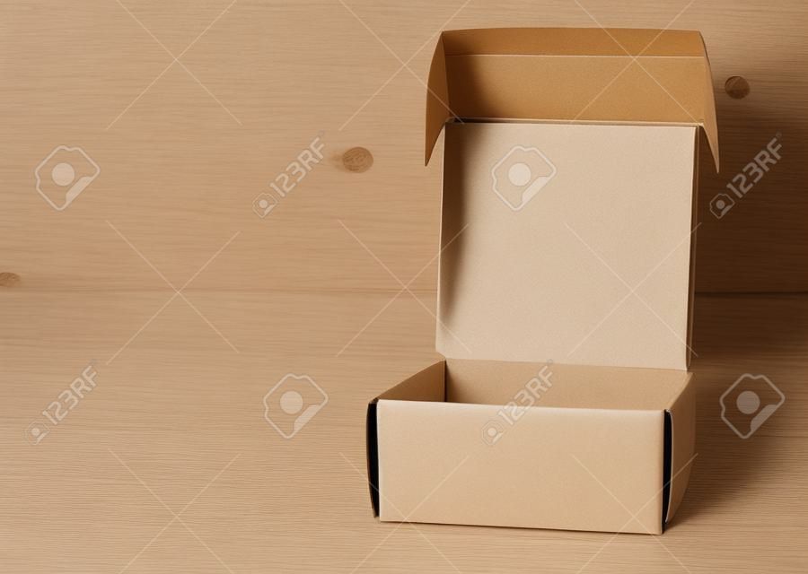 scatola di carta aperta vuota